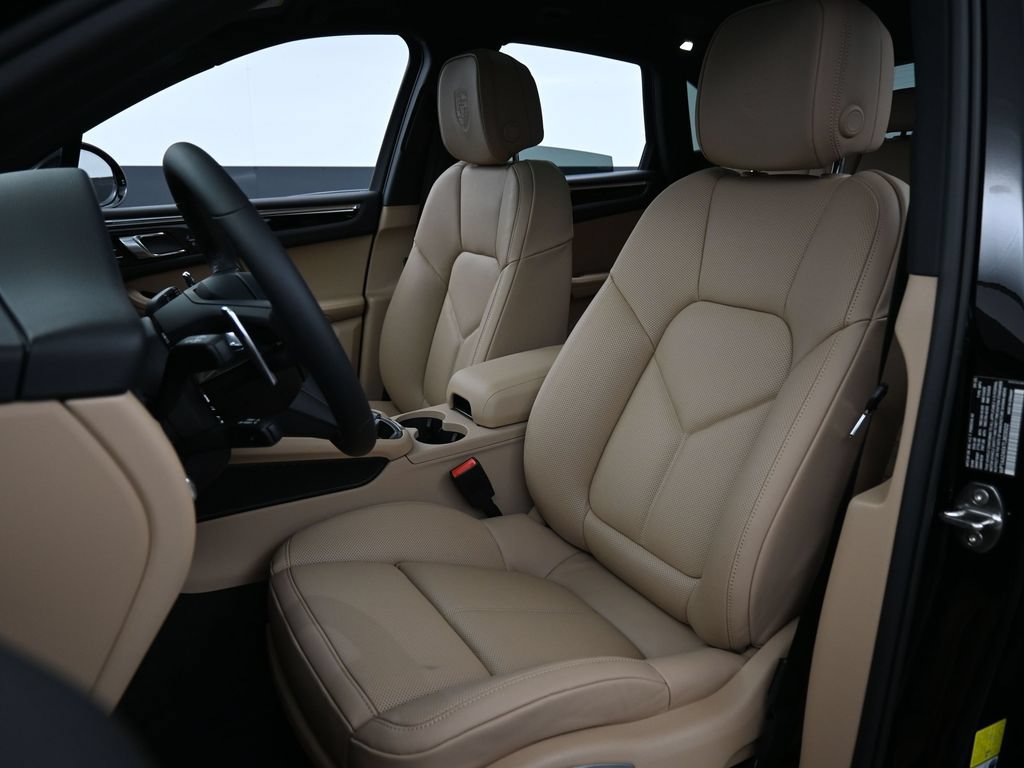 Certified 2026 Porsche Macan AWD/4WD image 5