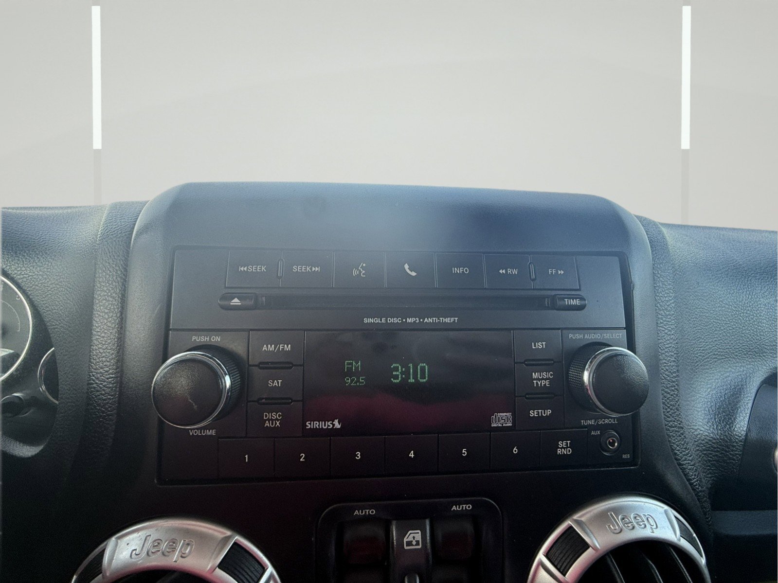 Used 2016 Jeep Wrangler Unlimited Sahara w/ Connectivity Group image 27