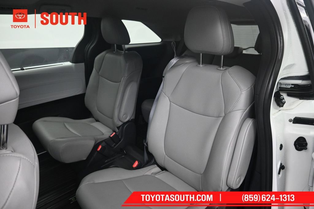 Used 2025 Toyota Sienna XLE FWD image 27