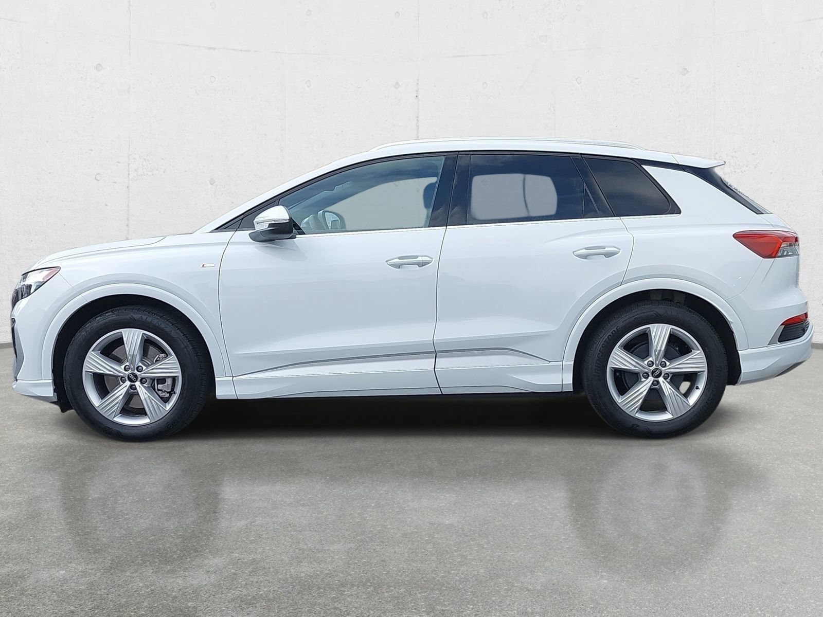 Used 2025 Audi Q4 e-tron Premium w/ Convenience Package AWD/4WD image 8