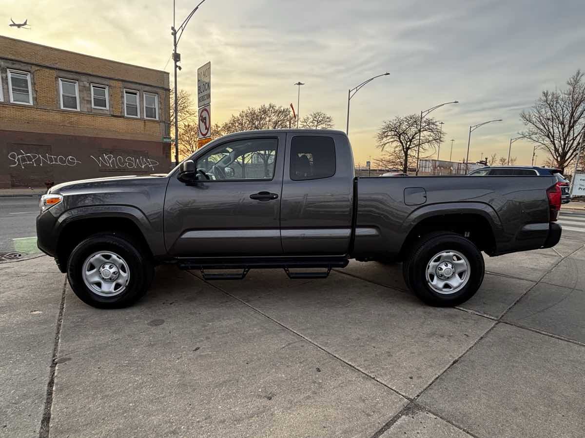 Used 2022 Toyota Tacoma SR image 9