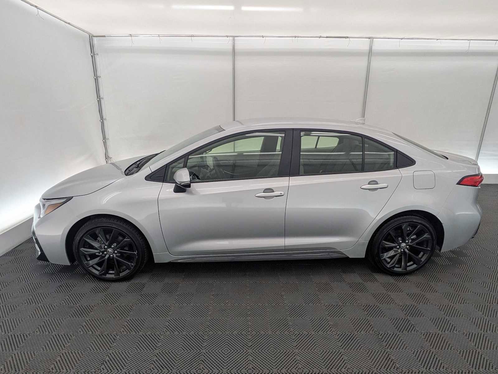 Used 2025 Toyota Corolla SE w/ Convenience Package FWD image 3