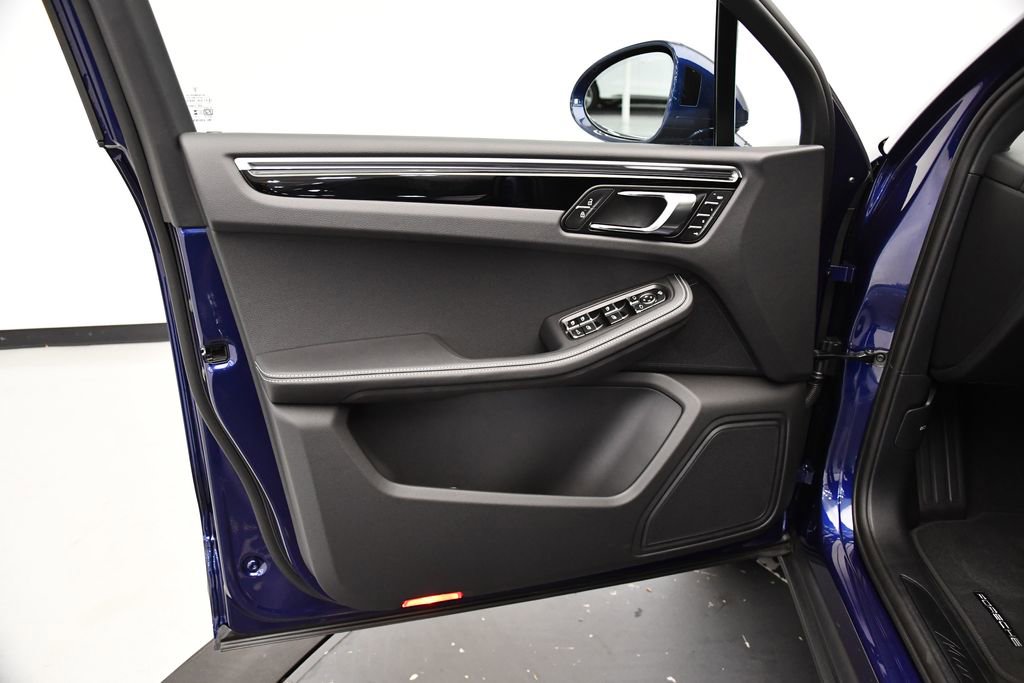 Certified 2025 Porsche Macan image 36