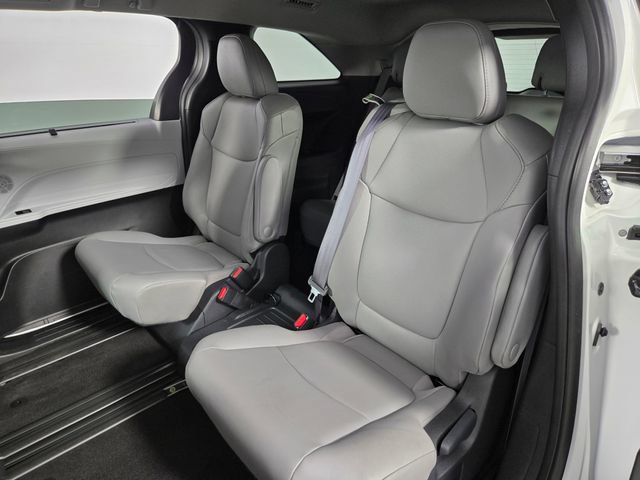 Used 2025 Toyota Sienna XLE FWD image 16