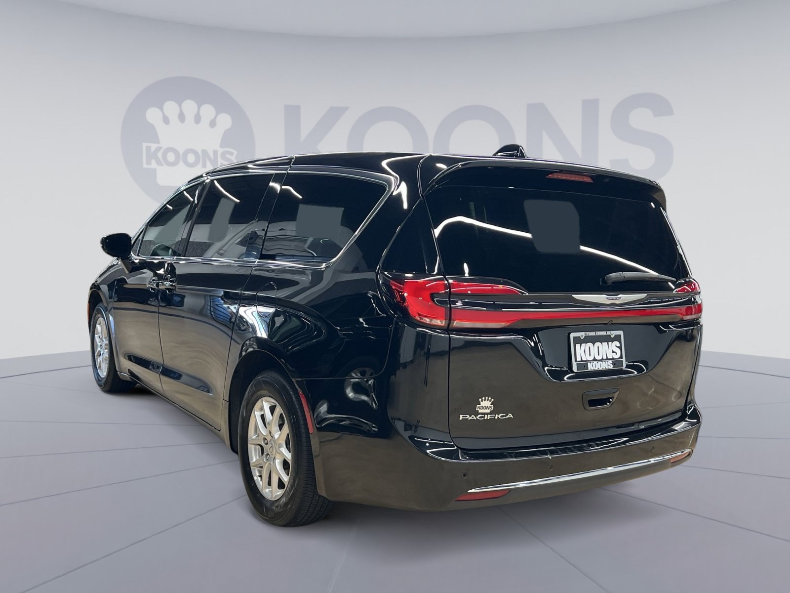 Used 2025 Chrysler Pacifica Select FWD image 2