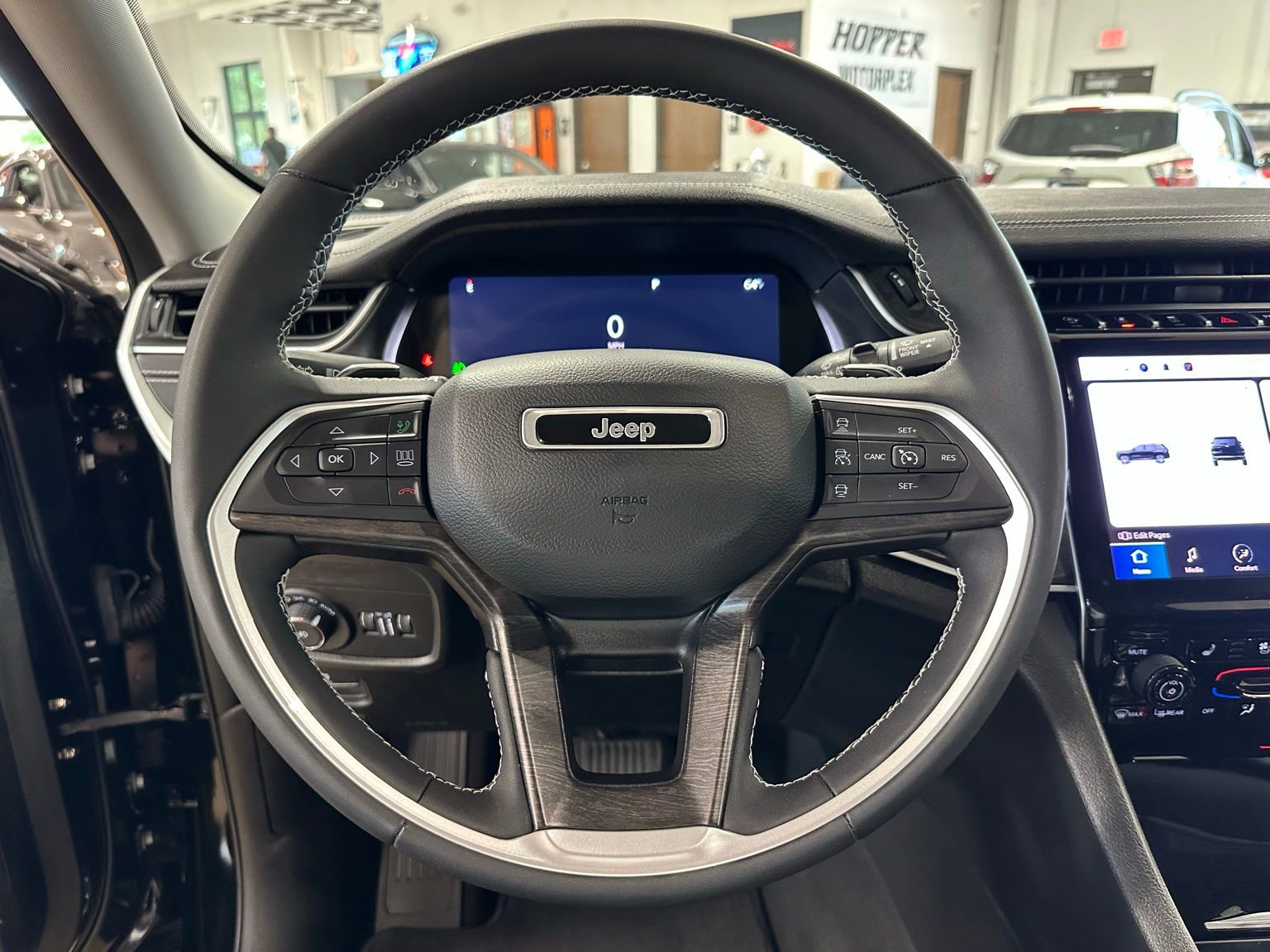 Used 2023 Jeep Grand Cherokee Limited w/ Luxury Tech Group II AWD/4WD image 17