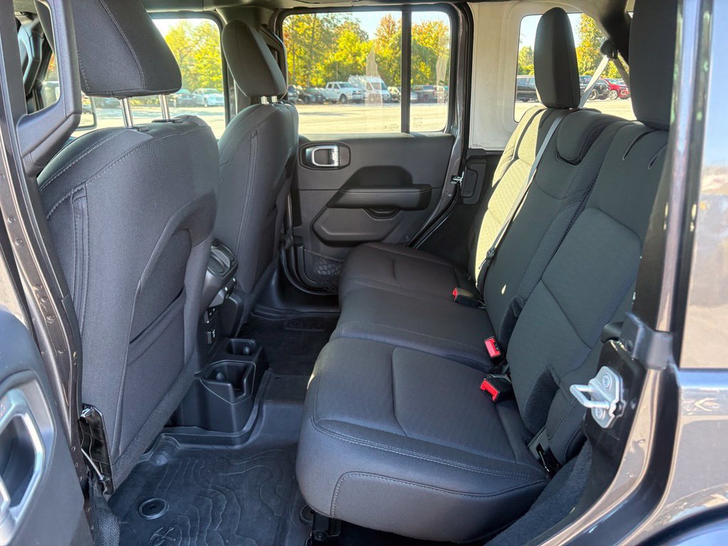 Used 2019 Jeep Wrangler Unlimited Sahara w/ Dual Top Group AWD/4WD image 21