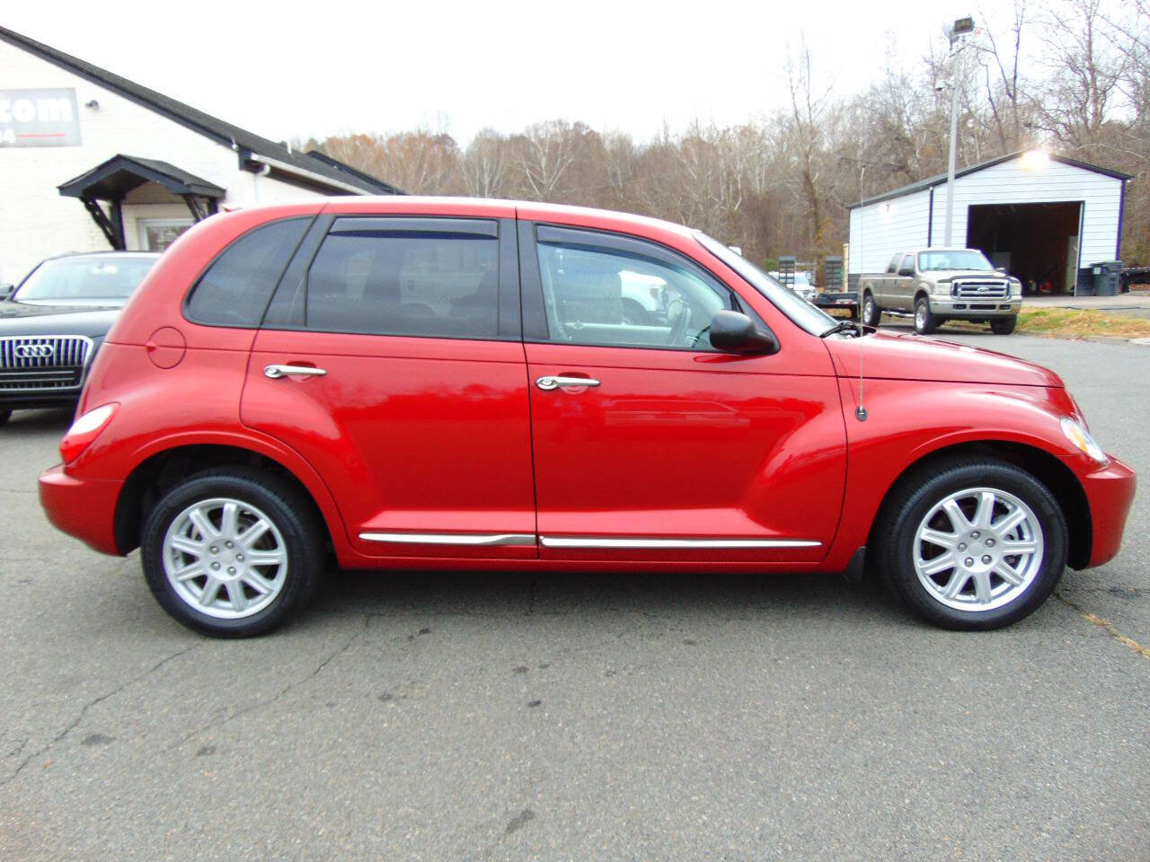 Used 2010 Chrysler PT Cruiser image 2