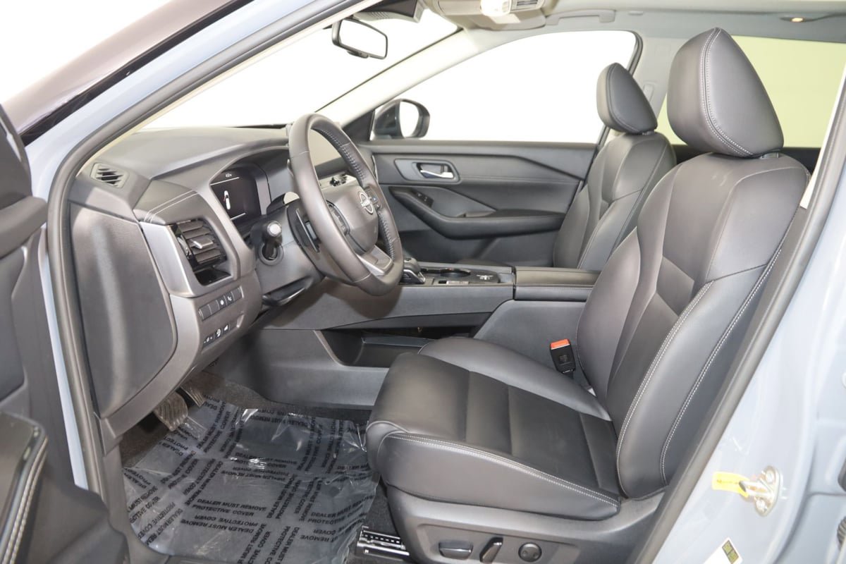 Used 2025 Nissan Rogue SL w/ Tech Package FWD image 12