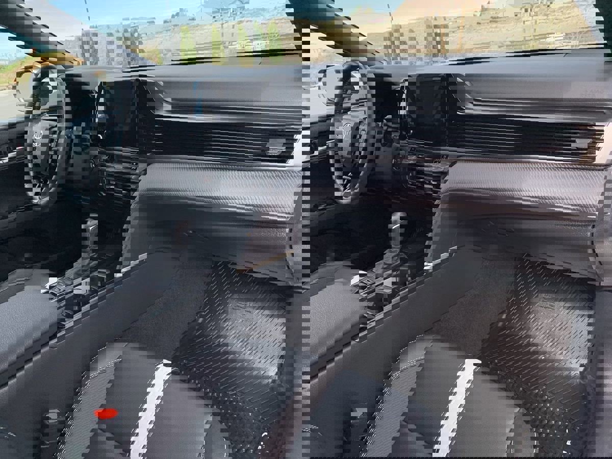 Used 2025 Toyota Camry SE image 30