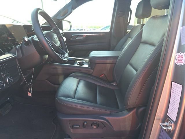 Used 2025 Chevrolet Suburban Z71 AWD/4WD image 9