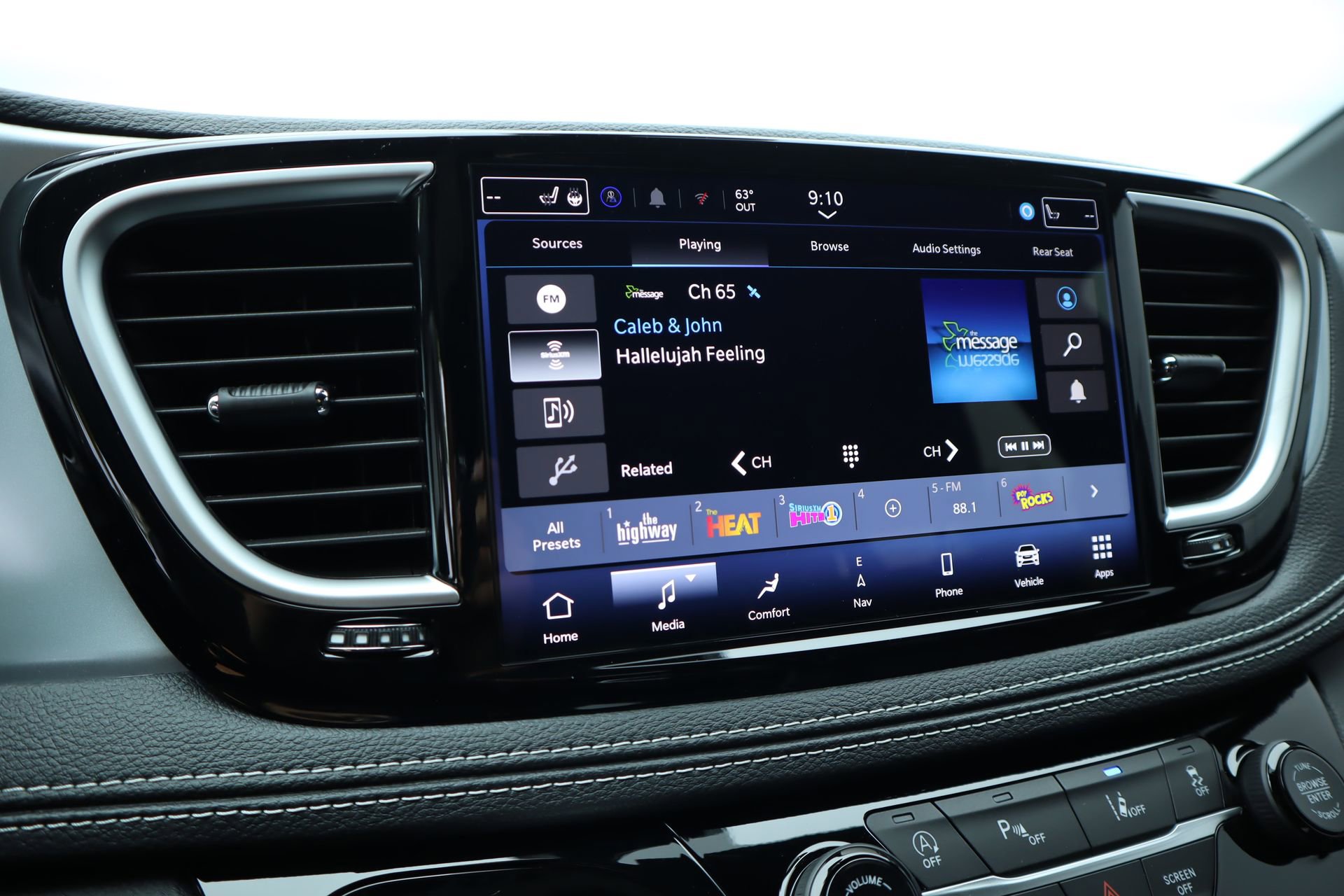 New 2026 Chrysler Pacifica Limited w/ Uconnect Theater Family Group FWD image 5