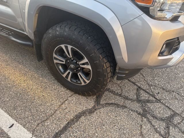 Used 2017 Toyota Tacoma TRD Sport image 3