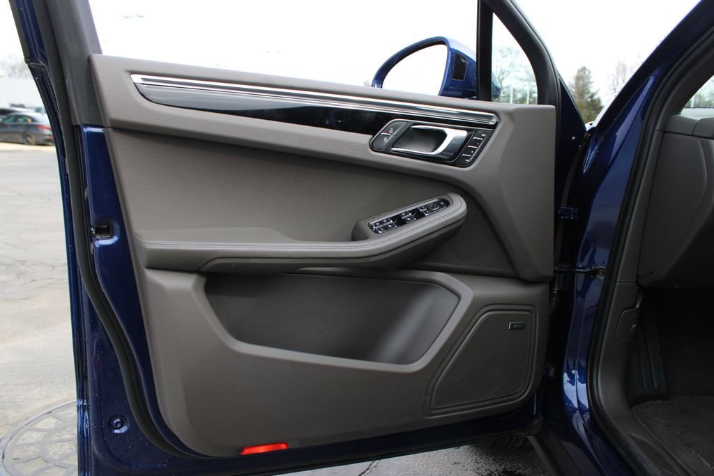 Used 2025 Porsche Macan image 7