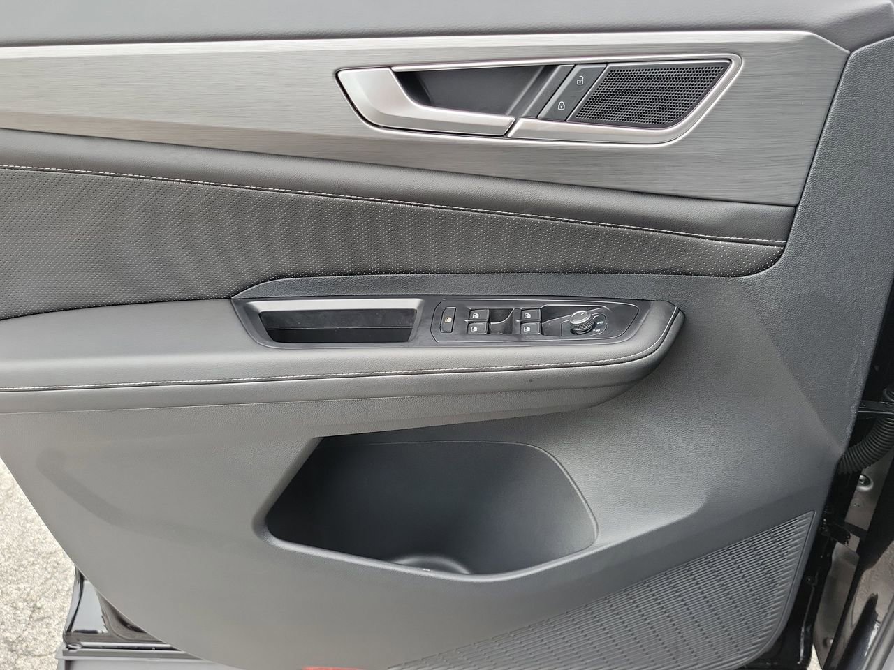 Used 2025 Volkswagen Atlas Cross Sport SE image 24