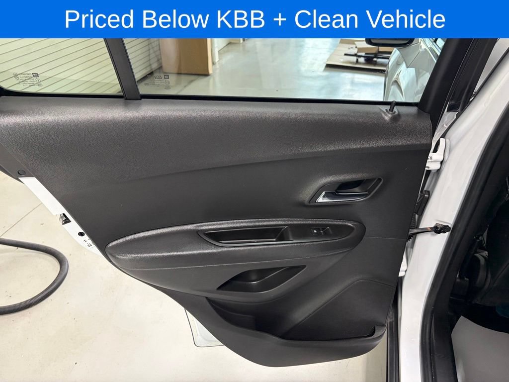 Used 2019 Chevrolet Trax LT w/ LT Convenience Package FWD image 16