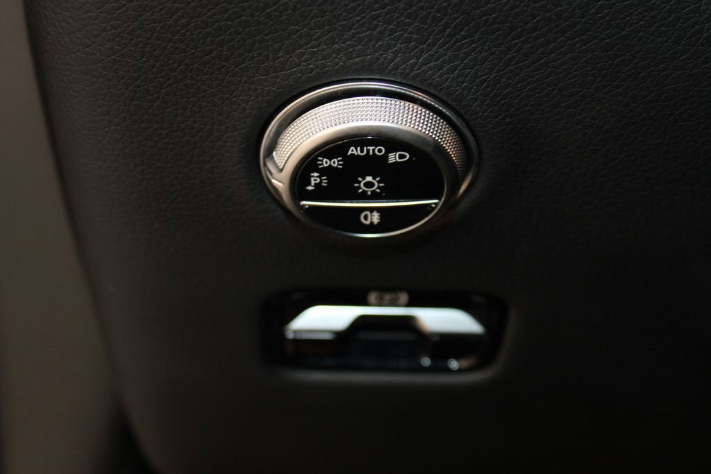 Used 2024 Mercedes-Benz GLC 300 4MATIC image 37