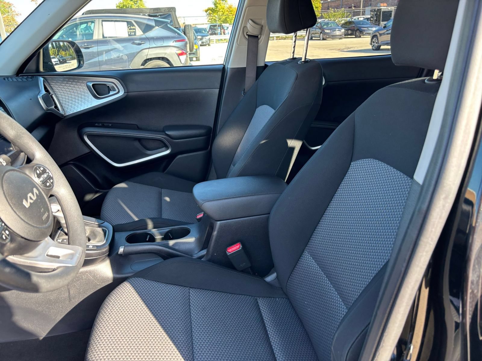 Used 2025 Kia Soul LX w/ LX Technology Package FWD image 24