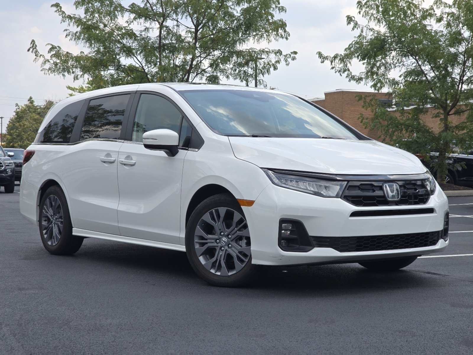 Used 2025 Honda Odyssey Touring image 2