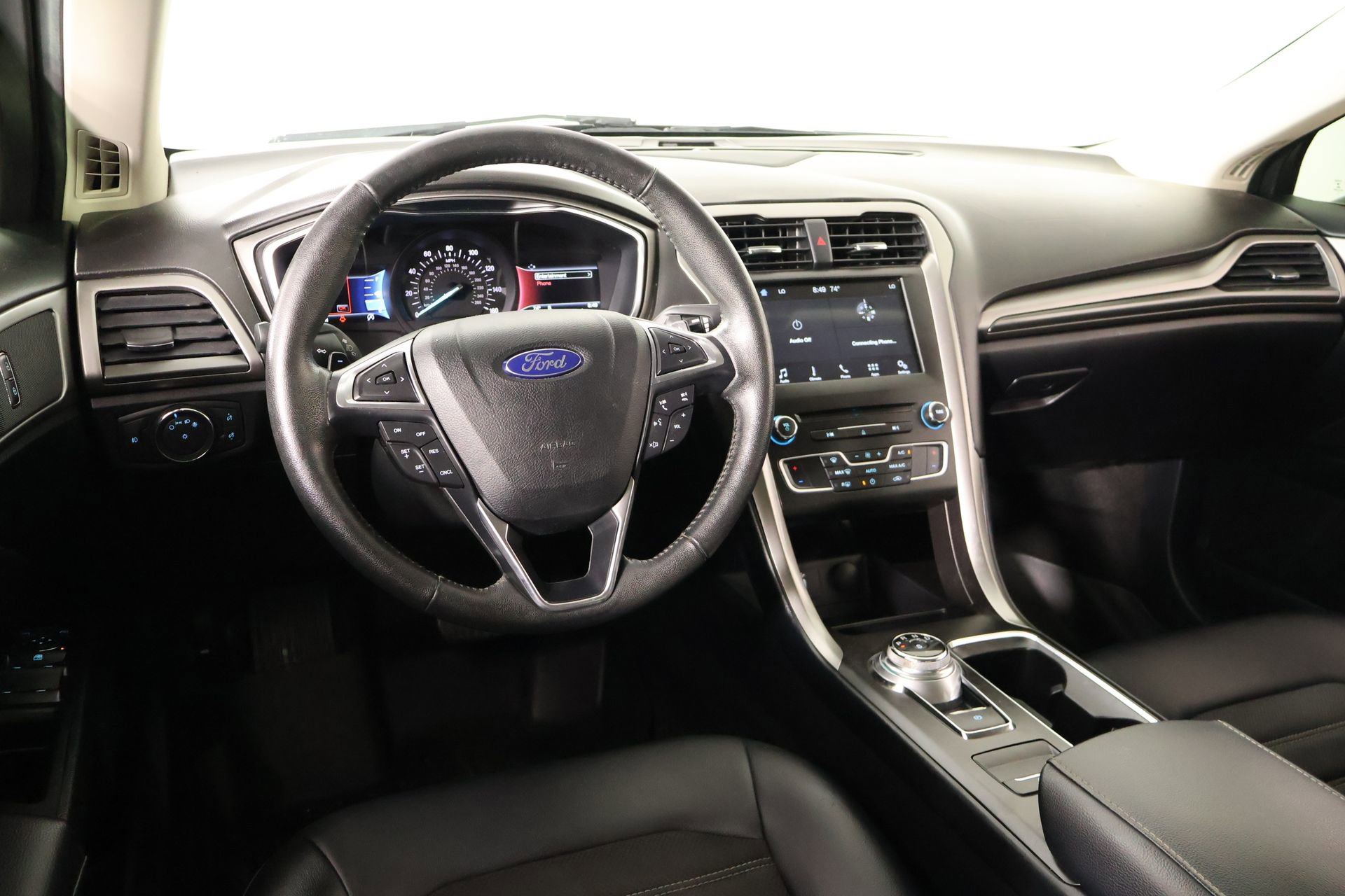 Used 2017 Ford Fusion SE w/ Equipment Group 201A FWD image 2