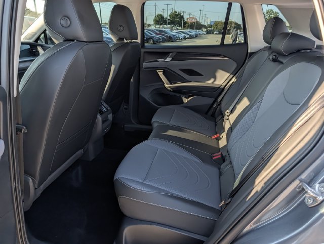 Used 2025 Volkswagen Tiguan SE FWD image 26
