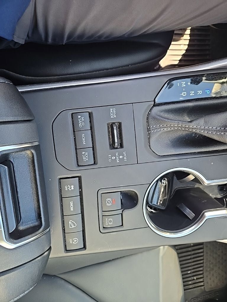 Used 2022 Toyota Highlander XLE AWD/4WD image 7
