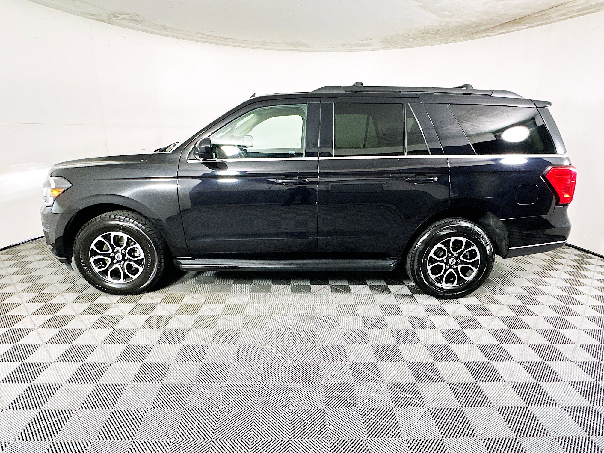 Used 2024 Ford Expedition XLT image 6