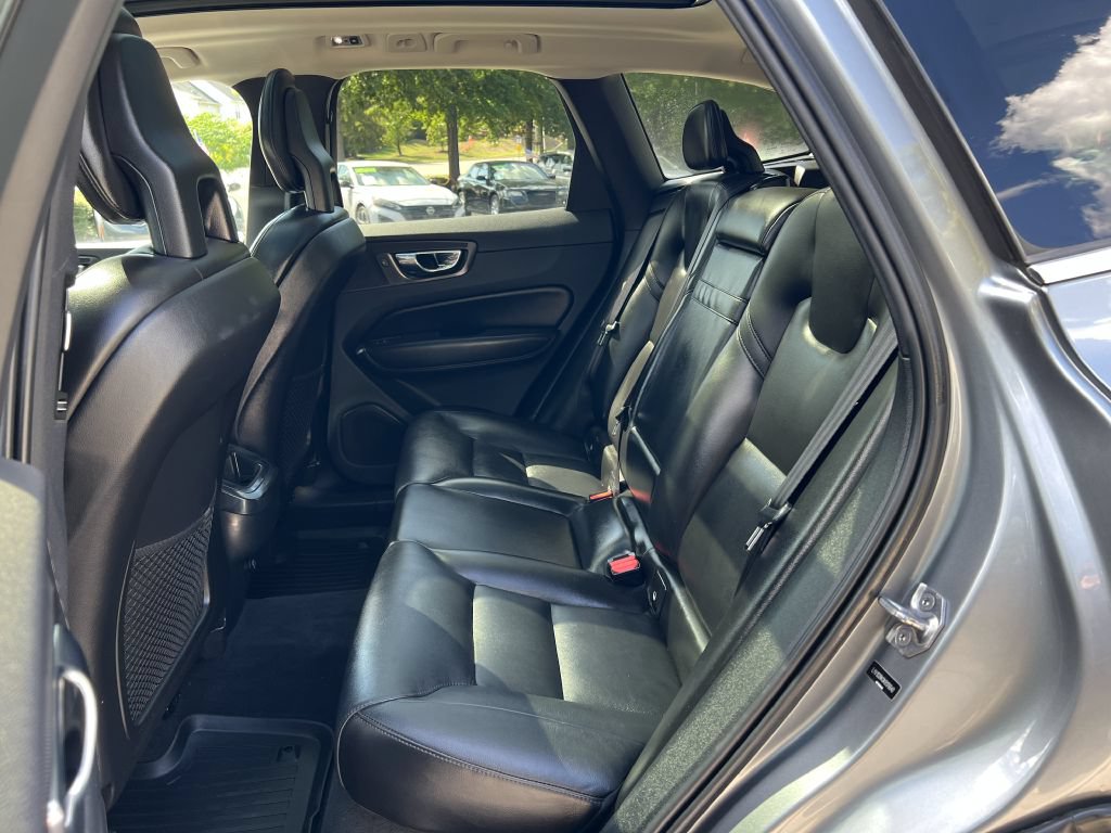 Used 2019 Volvo XC60 T5 Momentum w/ Premium Package AWD/4WD image 11