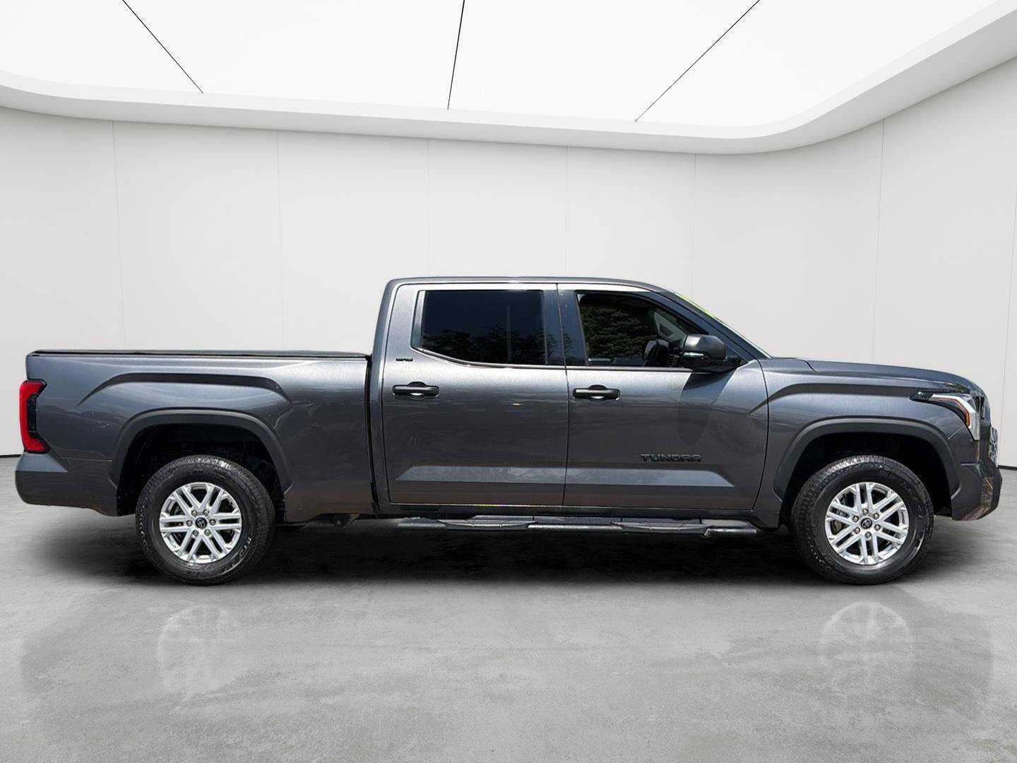 Used 2022 Toyota Tundra SR5 w/ SR5 Convenience Package AWD/4WD image 9