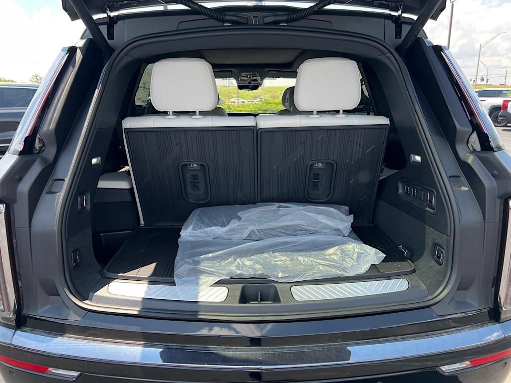 New 2026 Cadillac Vistiq Luxury w/ LPO, Floor Liner Package AWD/4WD image 13