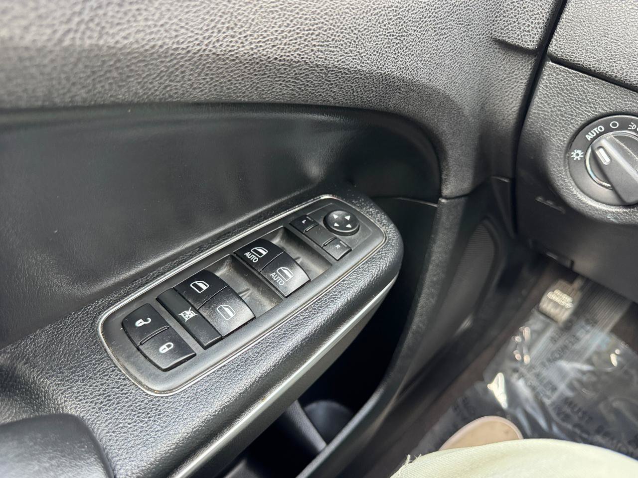 Used 2017 Chrysler 300 Limited RWD image 19