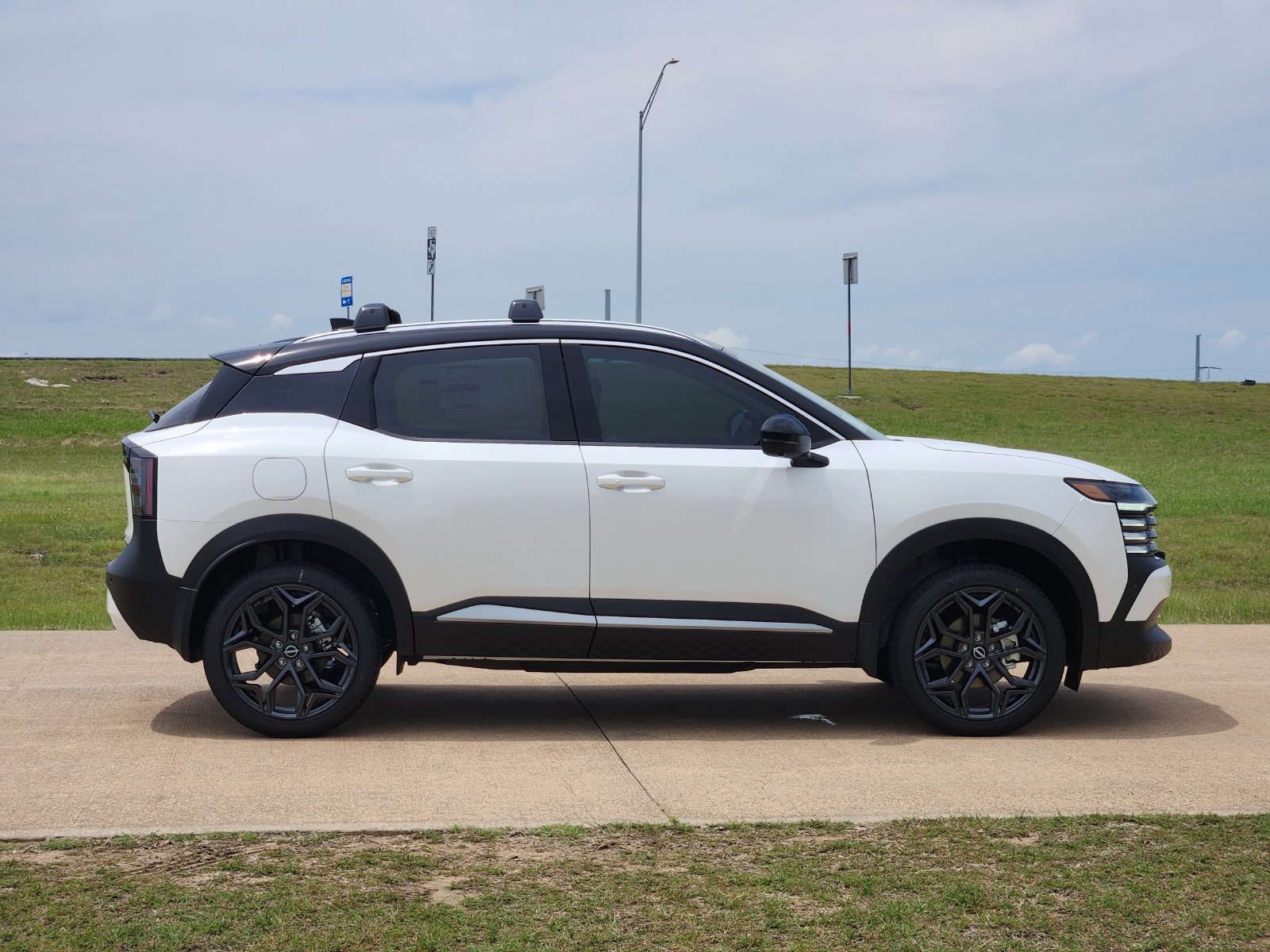 New 2026 Nissan Kicks SR AWD/4WD image 7