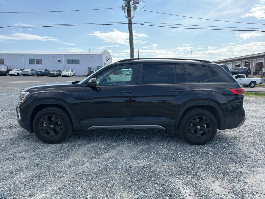 Used 2025 Volkswagen Atlas Peak Edition SE image 2