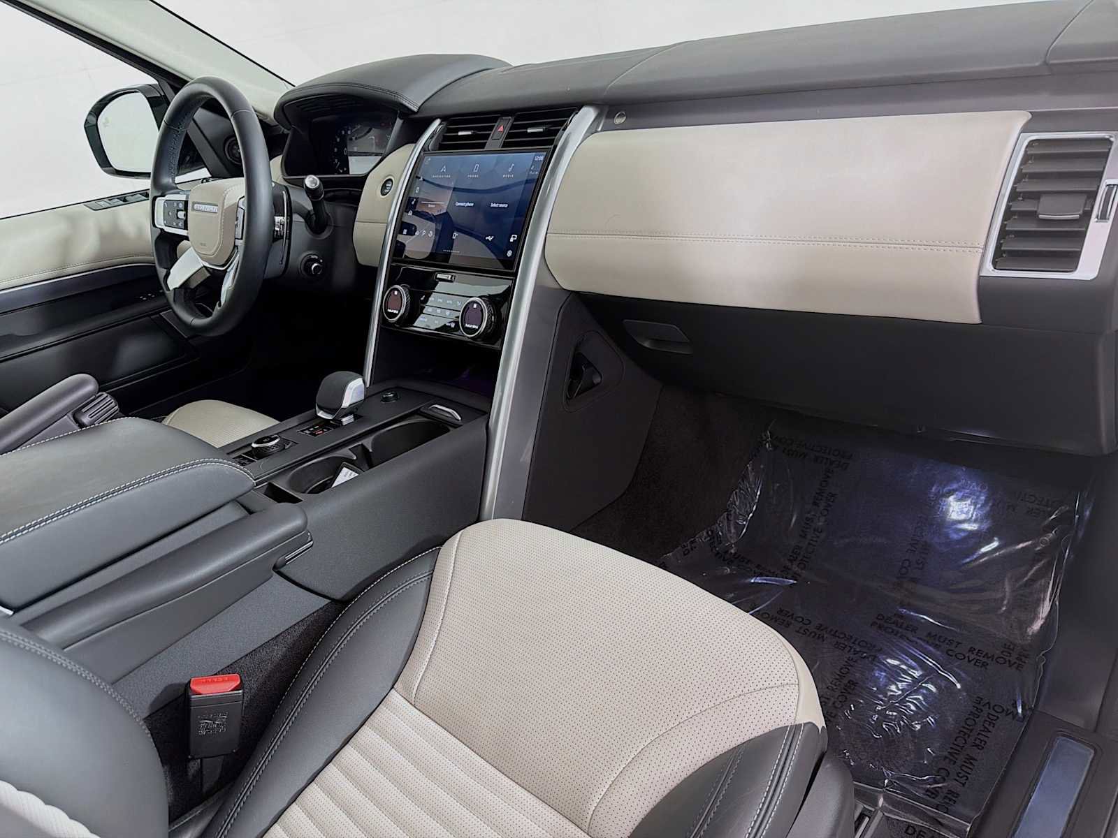 Used 2025 Land Rover Discovery Metropolitan Edition image 28