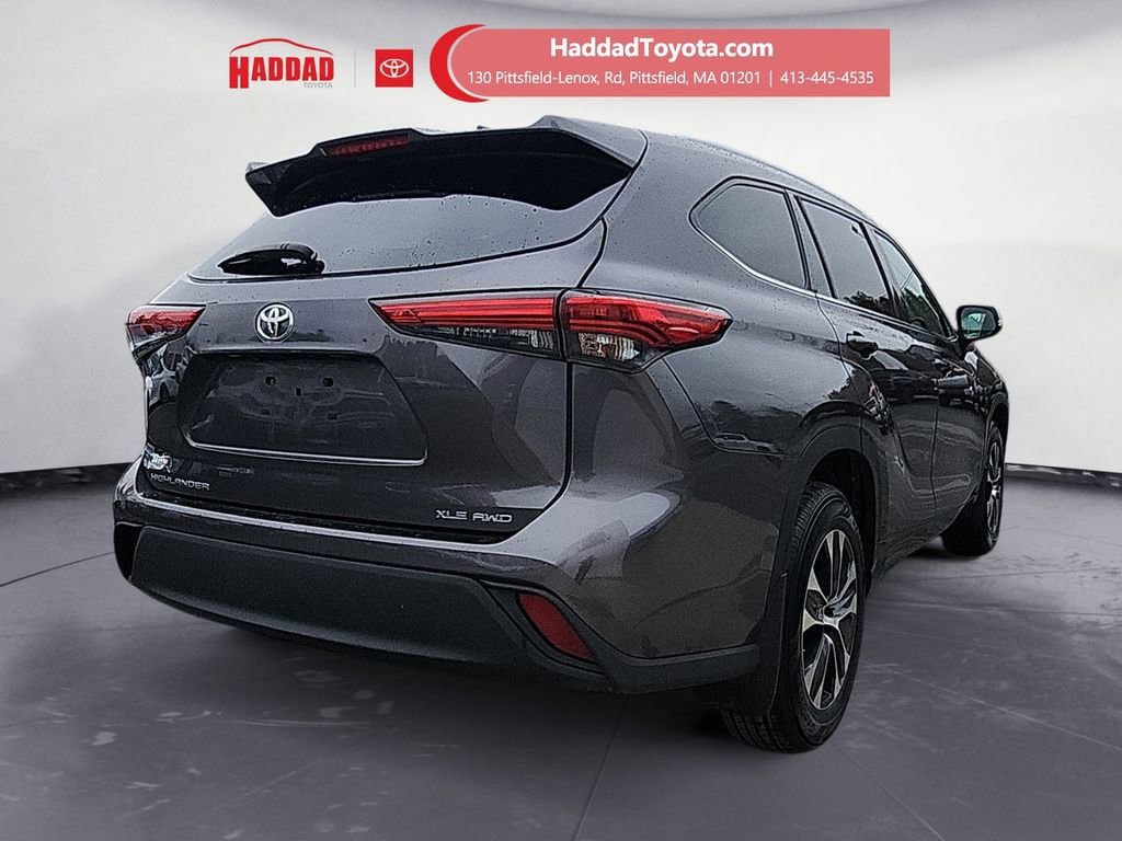 Used 2021 Toyota Highlander XLE AWD/4WD image 6