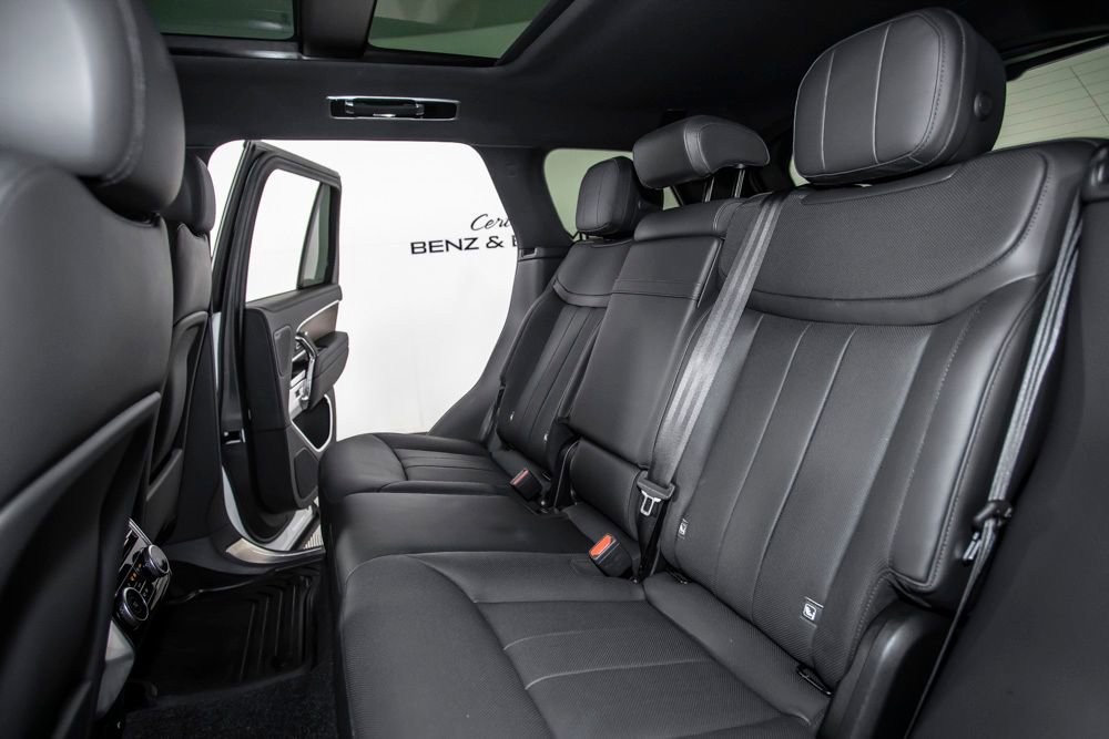 Used 2025 Land Rover Range Rover SE image 19