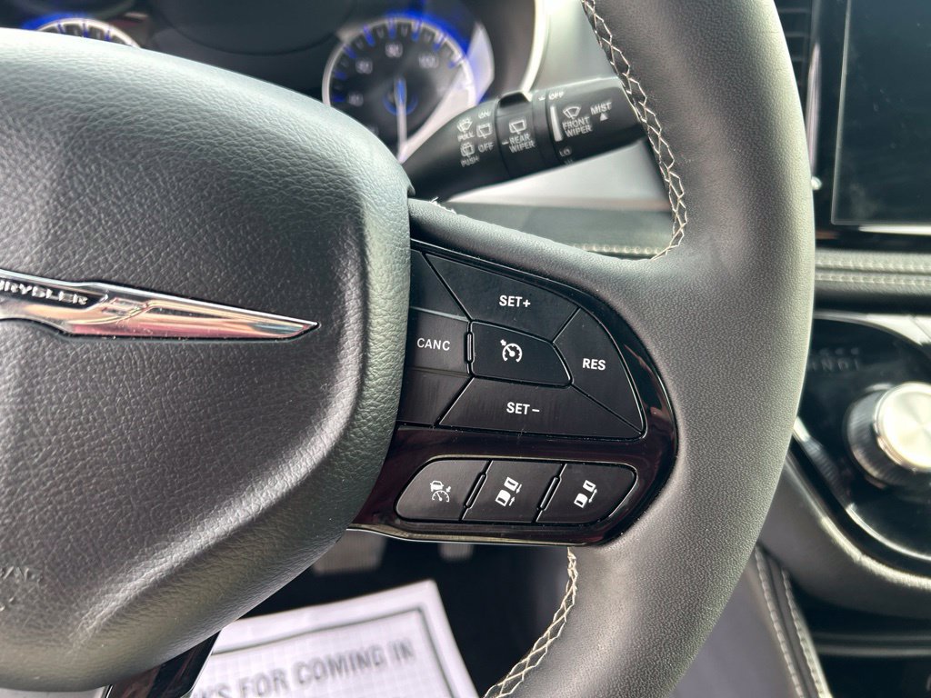 Used 2025 Chrysler Pacifica Limited FWD image 19