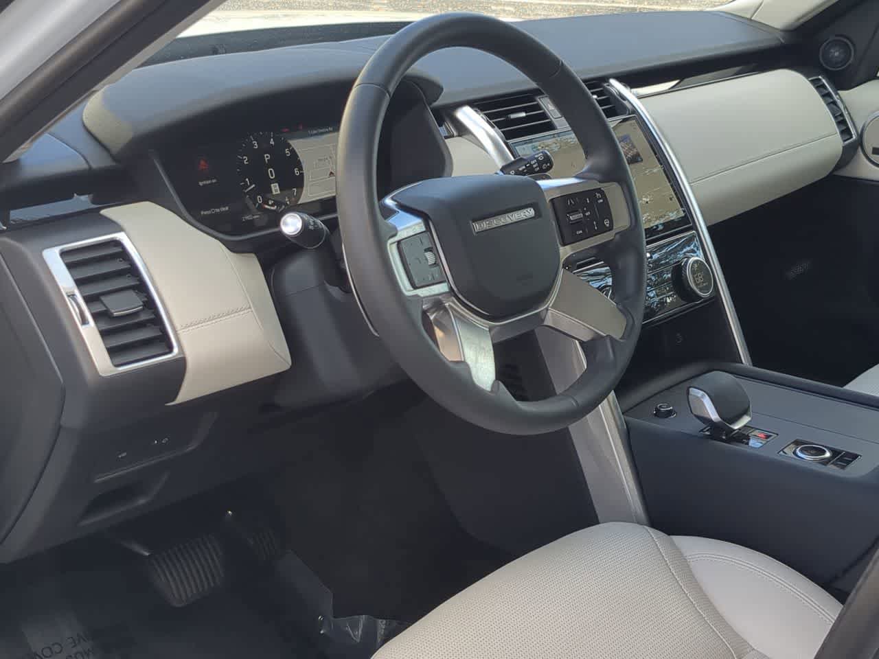 Used 2025 Land Rover Discovery S AWD/4WD image 10