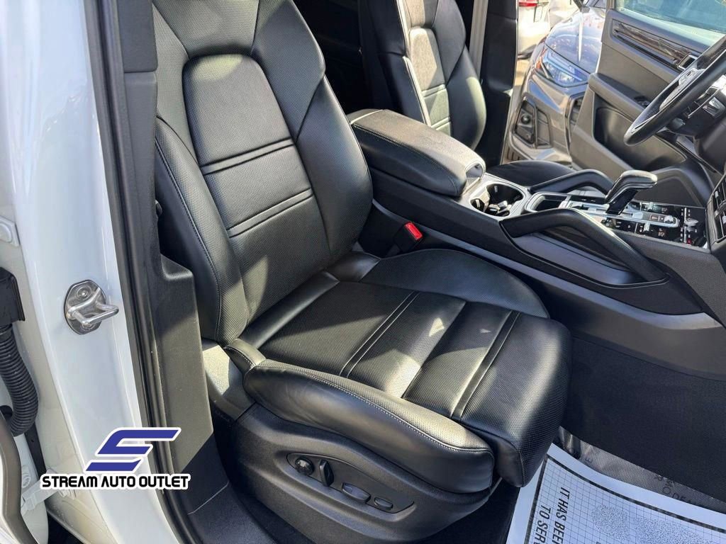 Used 2023 Porsche Cayenne Platinum Edition image 43