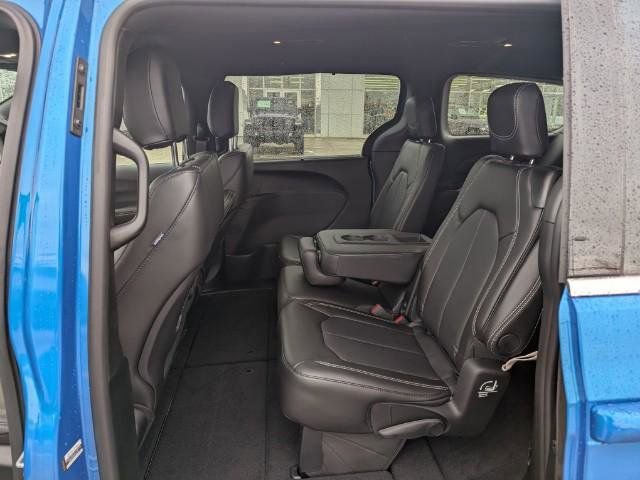 New 2026 Chrysler Pacifica Select FWD image 9
