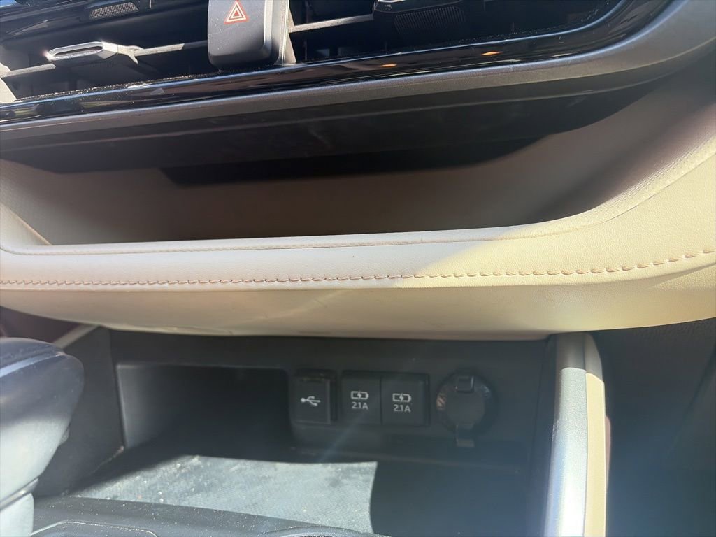 Used 2020 Toyota Highlander XLE AWD/4WD image 16