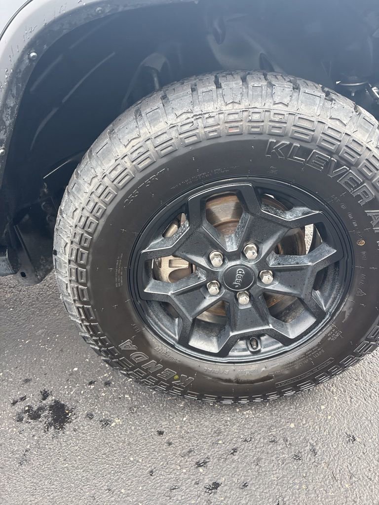 Used 2023 Jeep Gladiator Willys image 9