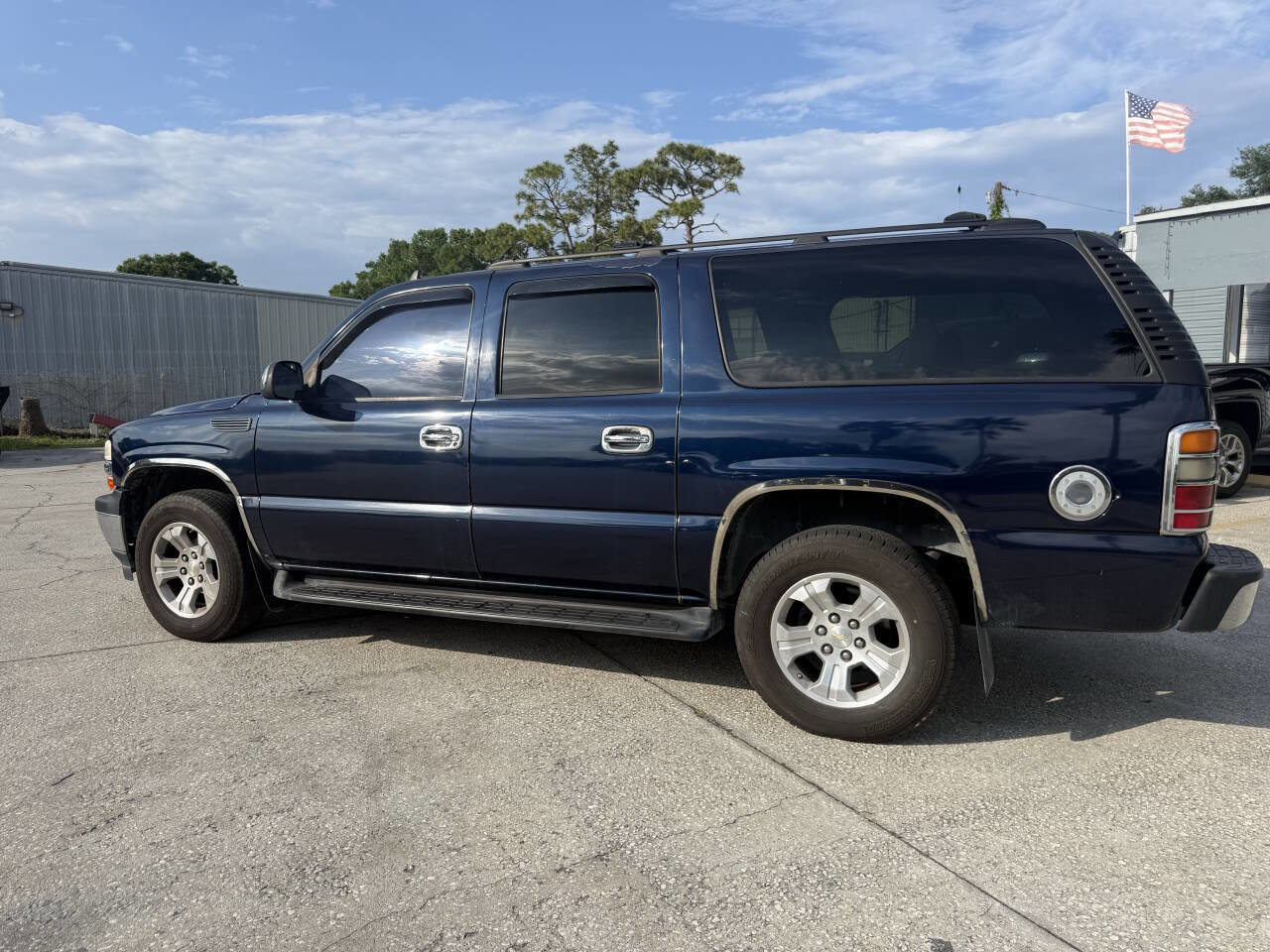 Used 2006 Chevrolet Suburban LS w/ Smart Select Package RWD image 11