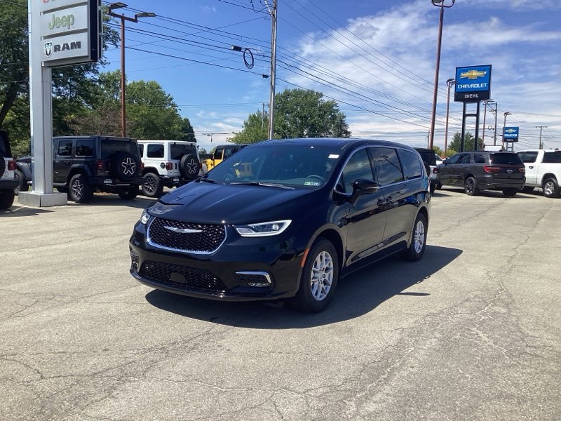 New 2026 Chrysler Pacifica Select image 3