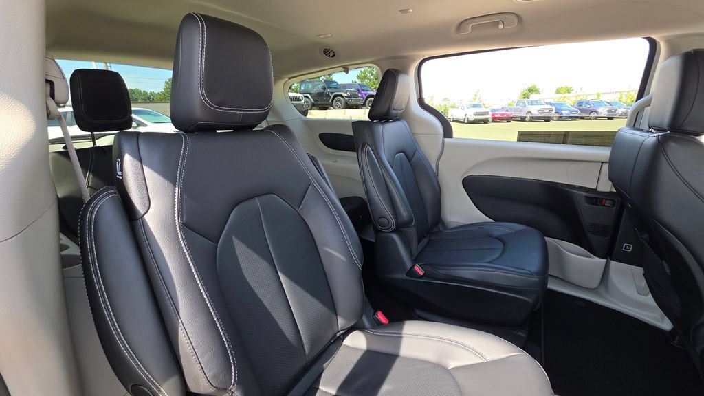 Used 2022 Chrysler Pacifica Touring-L FWD image 14