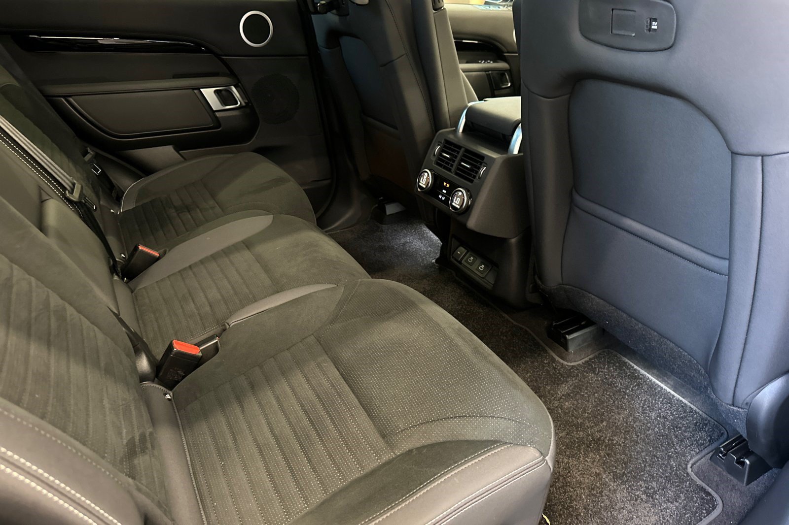 Certified 2025 Land Rover Discovery S AWD/4WD image 34