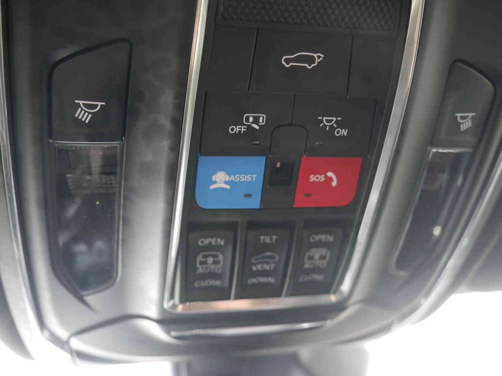 Certified 2025 Jeep Grand Cherokee Limited w/ Luxury Tech Group II AWD/4WD image 34