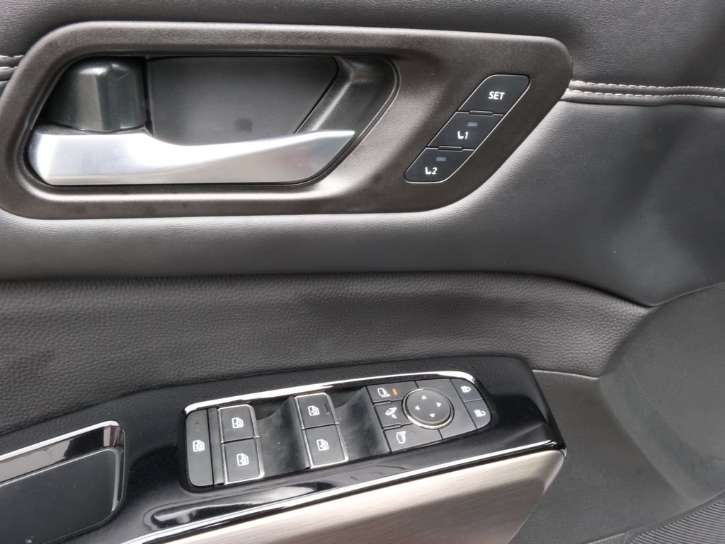 Used 2025 Nissan Pathfinder Platinum AWD/4WD image 29