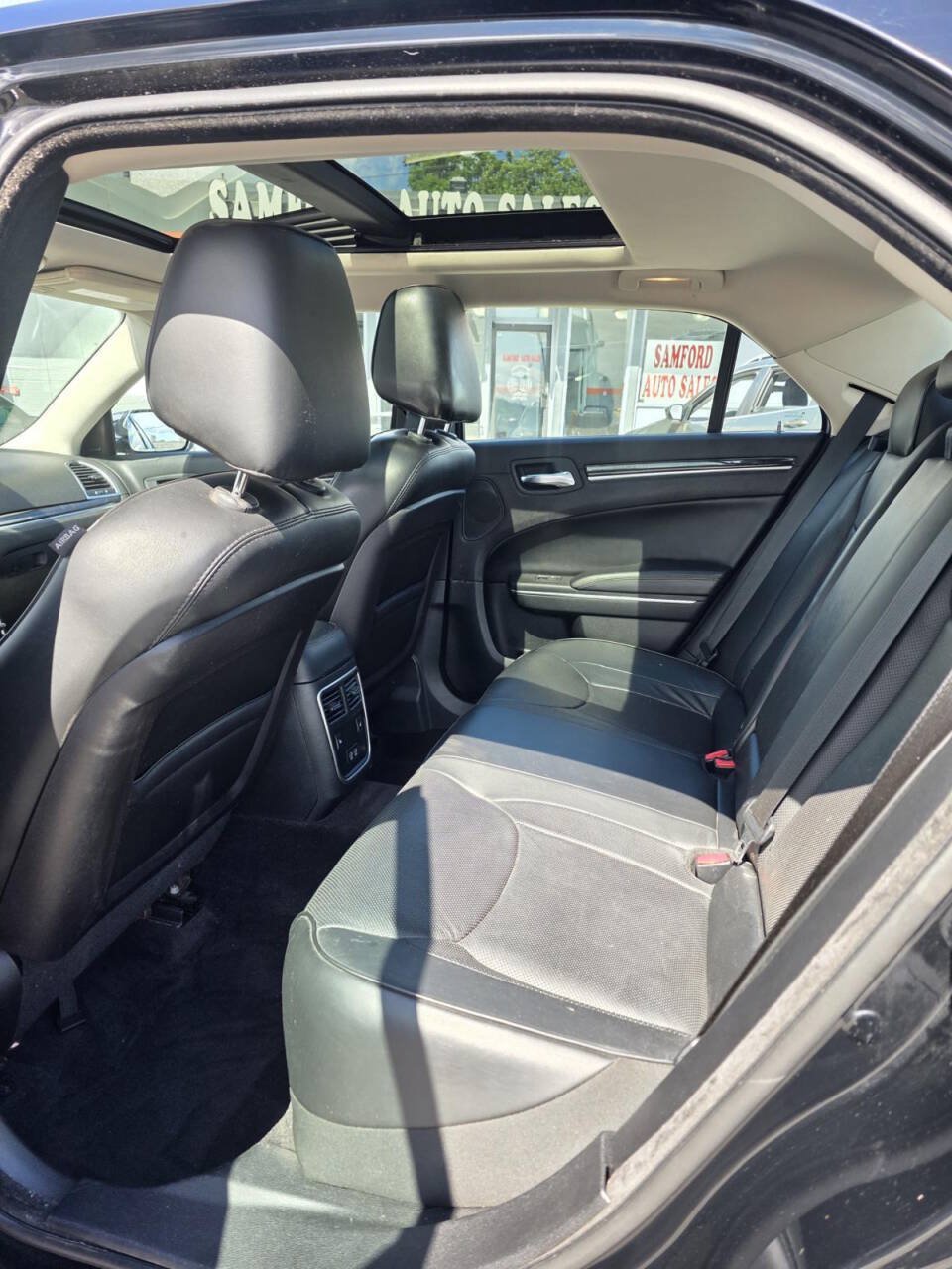 Used 2016 Chrysler 300 C w/ Harman/Kardon Audio Group AWD/4WD image 17
