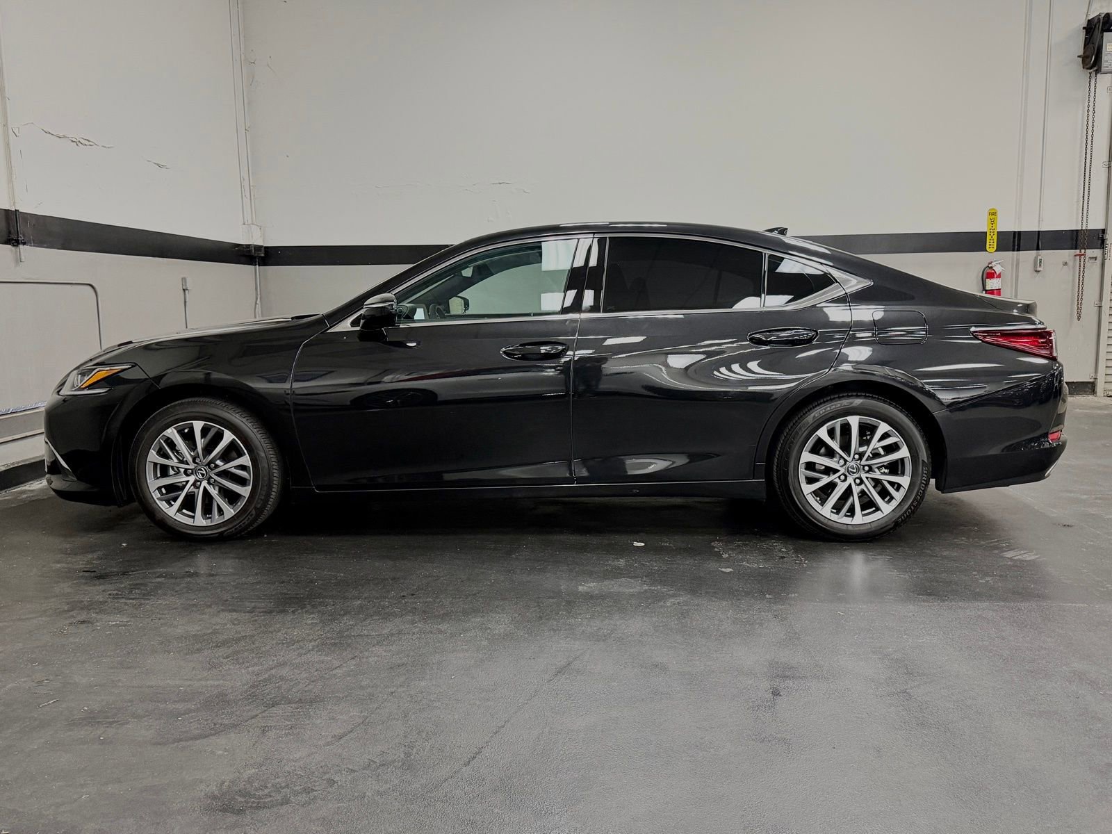 Used 2025 Lexus ES 350 w/ Accessory Package (Z1) image 9